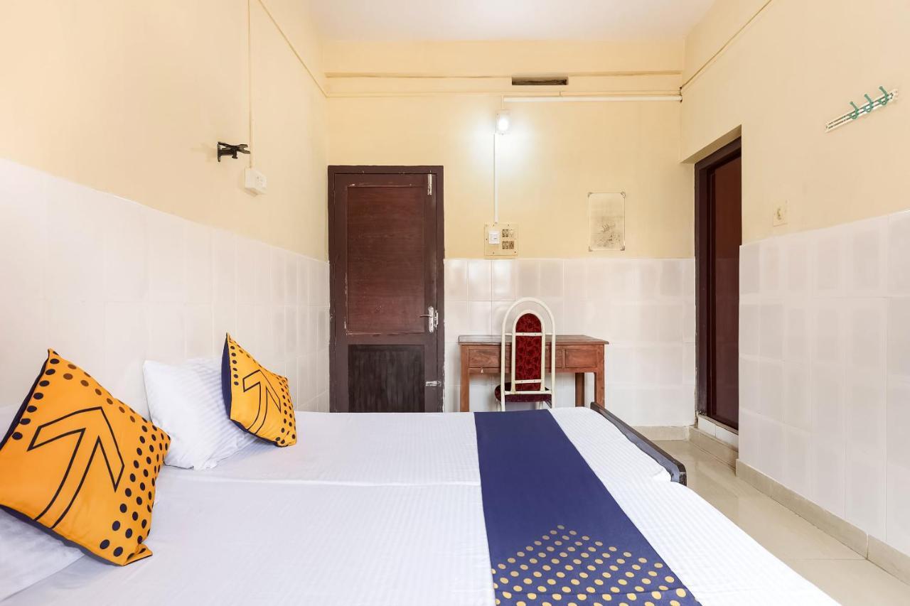 Spot On 60665 Royal Tourist Home Valāncheri Esterno foto