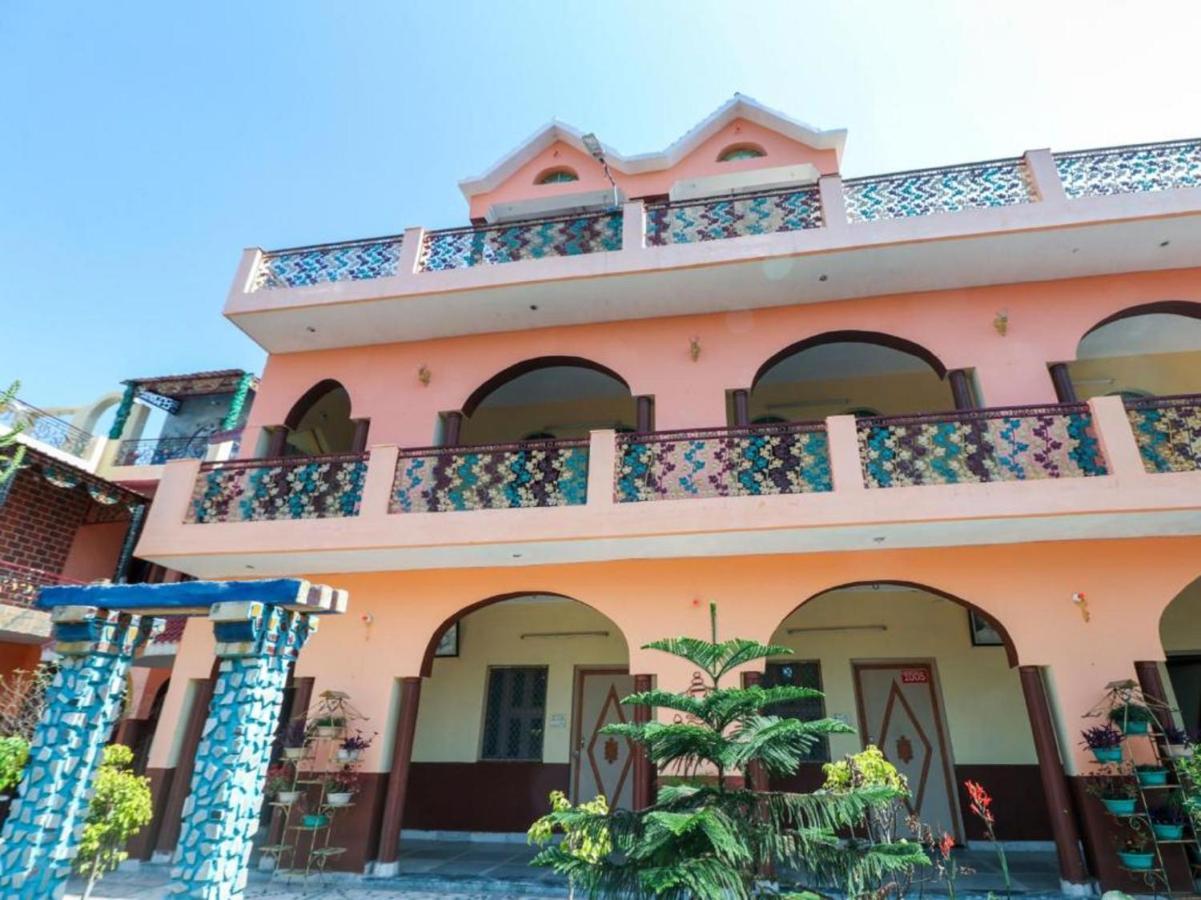 Spot On 60665 Royal Tourist Home Valāncheri Esterno foto